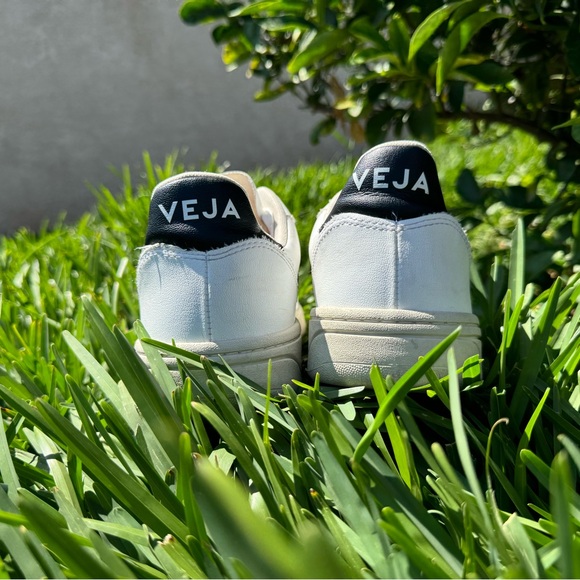 VEJA V-10 Sneakers as seen on Meghan Markle fits women 11.5  men size 10 unisex - Picture 14 of 16
